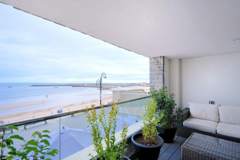 Largigi Offering Two Amazing Panoramic Sea Front Apartments Lyme Regis Luaran gambar